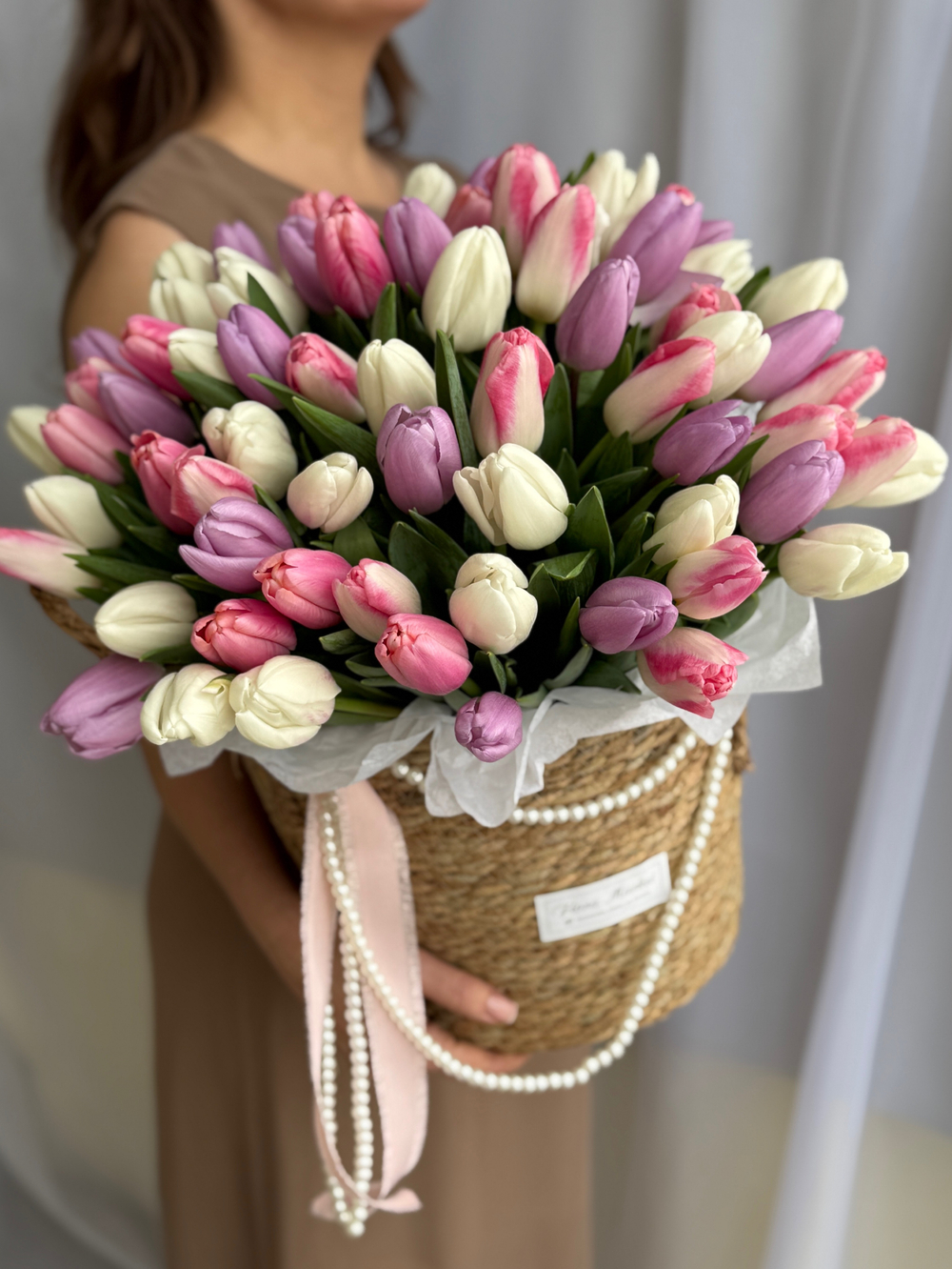 Розовые, белые и сиреневые тюльпаны в стильной корзине от Флора Маркет