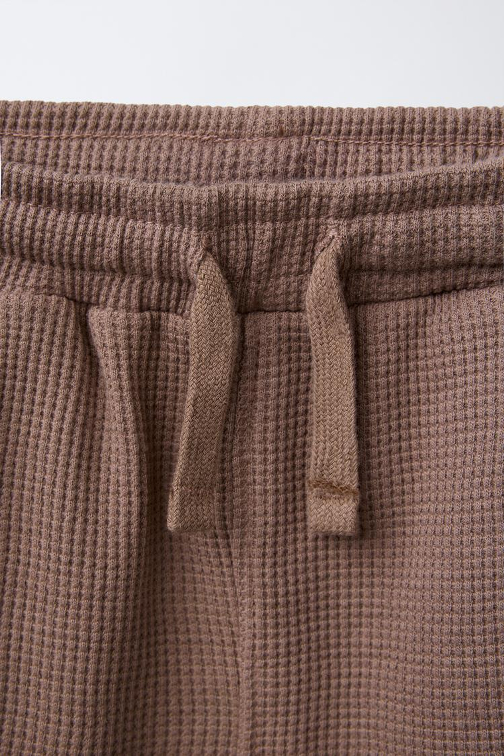 ZARA КОМПЛЕКТ ИЗ ФУТБОЛКИ И ШОРТОВ ИЗ РИФЛЕНОЙ ТКАНИ, КОРИЧНЕВЫЙ