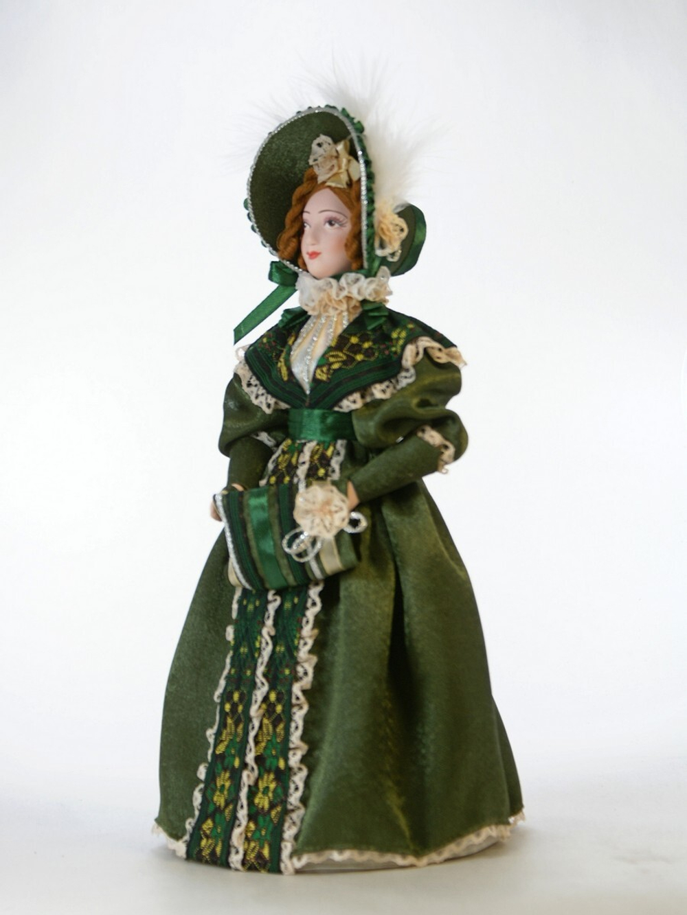 Кукла фарфоровая коллекционная Дама с муфтой и в капоре в костюме 19 века