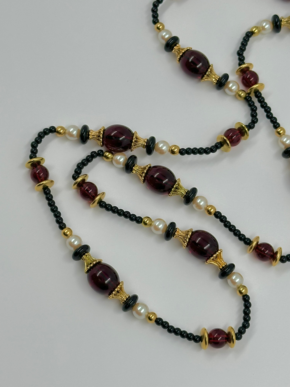 Бусы чёрные с бордовыми вставками Monet