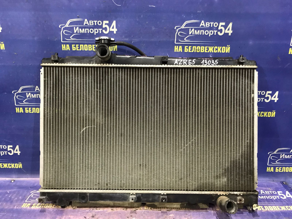 Радиатор двигателя TOYOTA VOXY 2001–2007