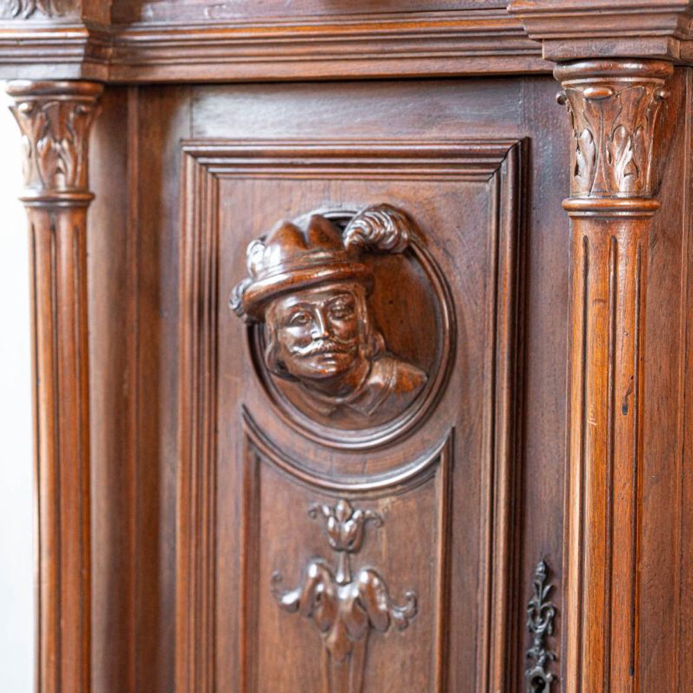 Буфет с рыцарской тематикой в стиле Генриха II