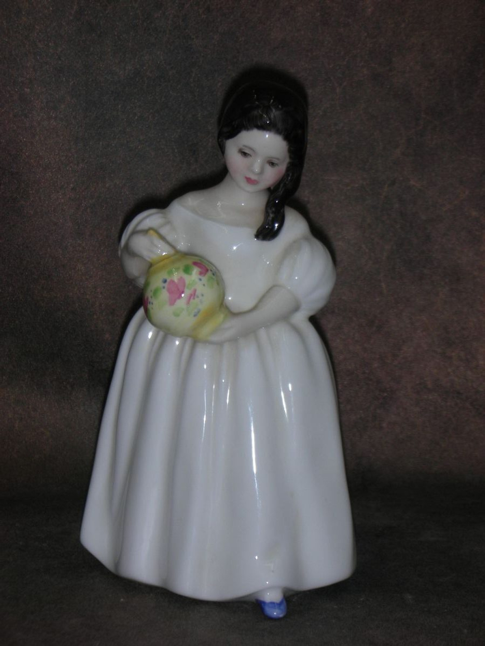 Статуэтка. Фарфор. Дама Мэнди. Royal Doulton. Англия