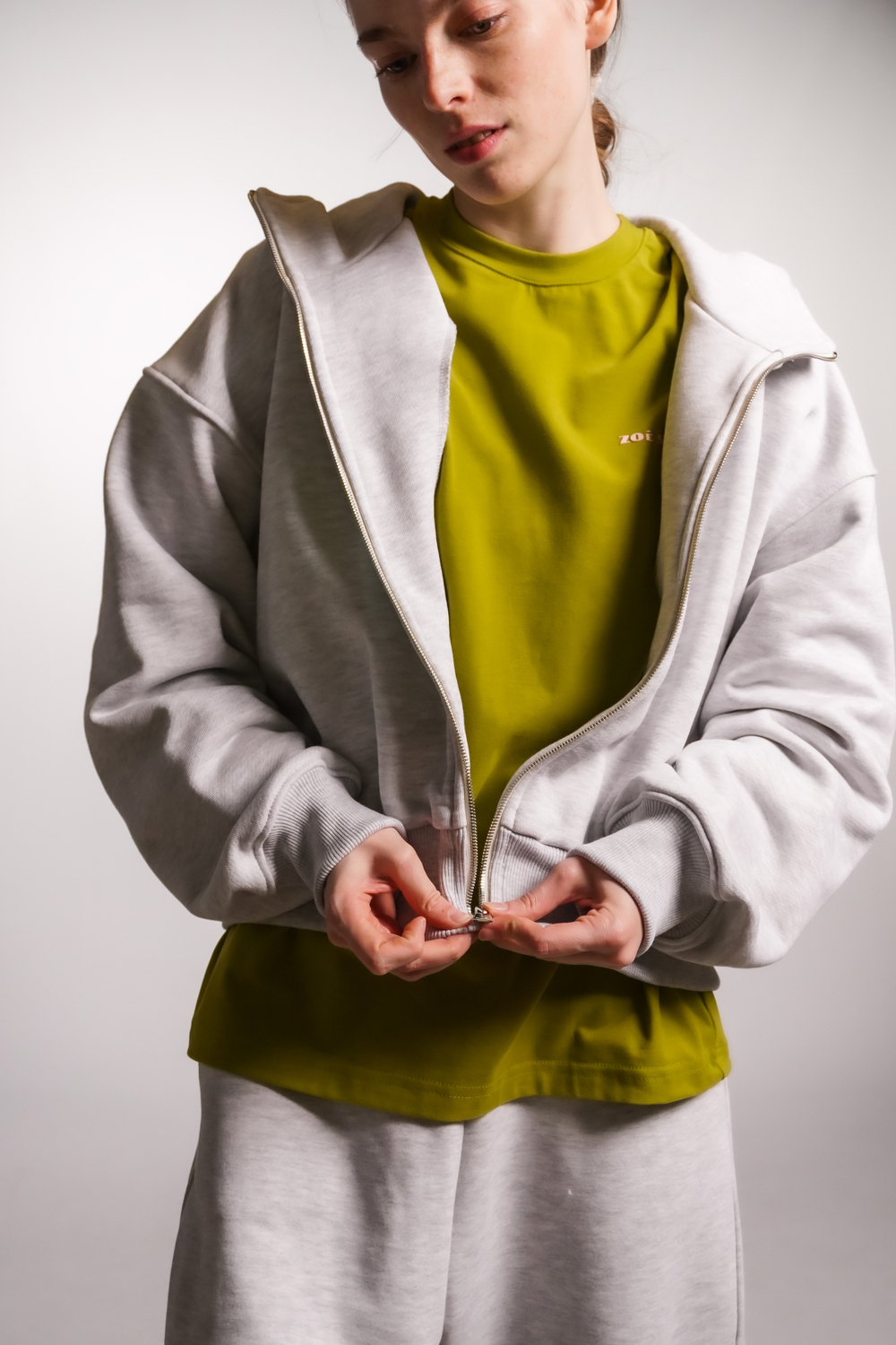 Худи на молнии укороченная из светло-серого футера меланж, без начеса