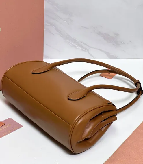 Cумку MIU MIU с двойной ручкой в коричневом цвете