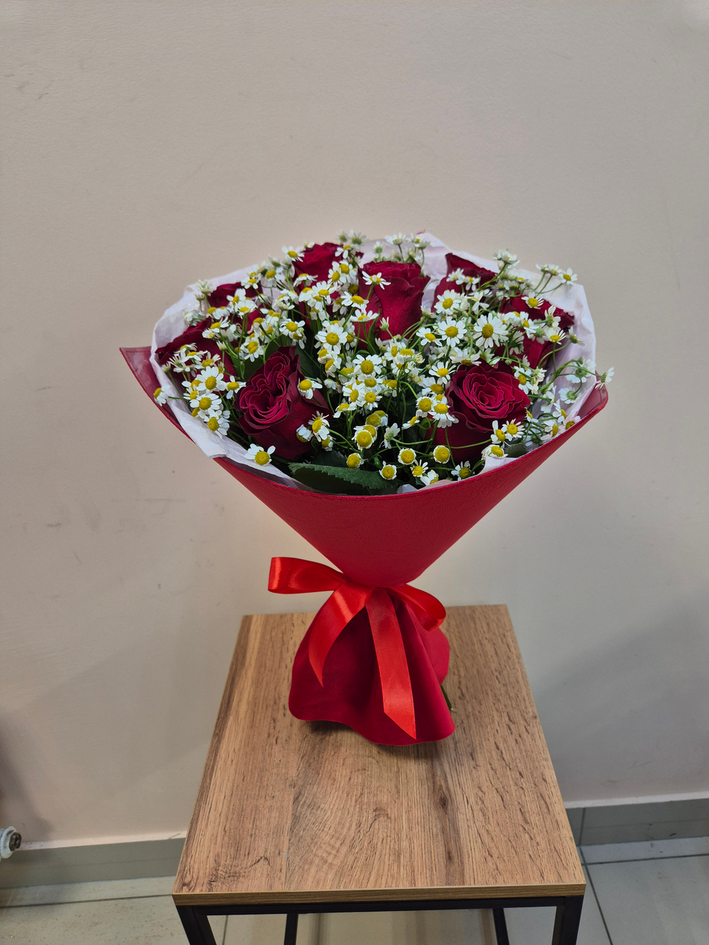 Букет из красной розы с танацетумом в бархатном платье