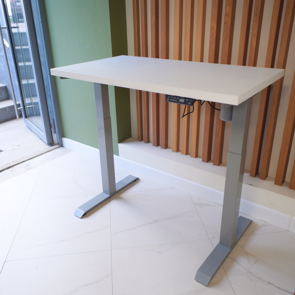 Регулируемый компьютерный стол Motor UP с регулировкой по высоте — столешница МДФ белый