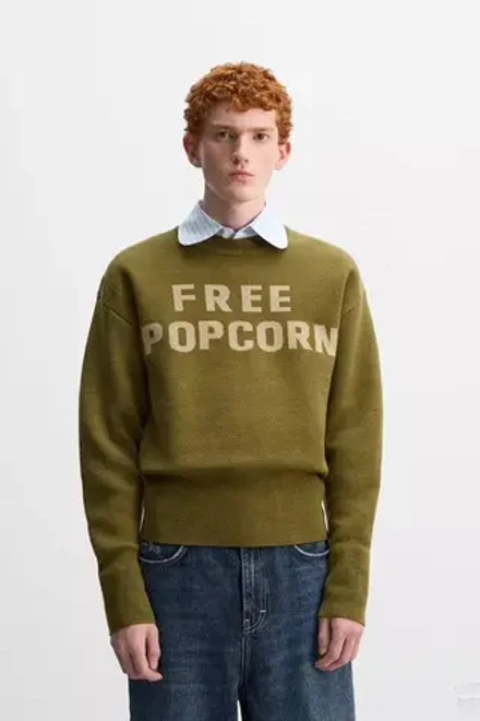 ZARA X HARRY LAMBERT СВИТЕР С КОНТРАСТНОЙ НАДПИСЬЮ, ОЛИВКОВЫЙ