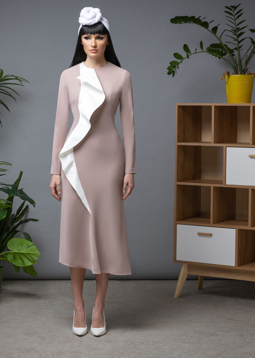 Платье-футляр из крепа с юбкой гаде бежевое 08-03-23 FW