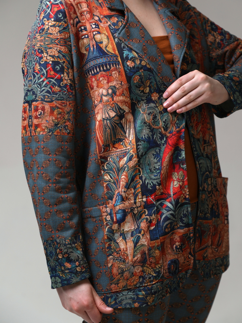 Трикотажный жакет "Сказочный лес", по мотивам фламандского гобелена 16 века, выполненного в технике мильфлёр