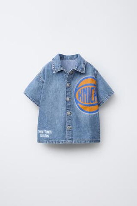 ZARA ДЖИНСОВАЯ РУБАШКА С ПРИНТОМ NEW YORK KNICKS NBA ©, ГОЛУБОЙ