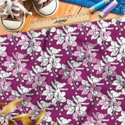 Ткань интерлок эскизы белых и розовых цветов на сиреневом фоне