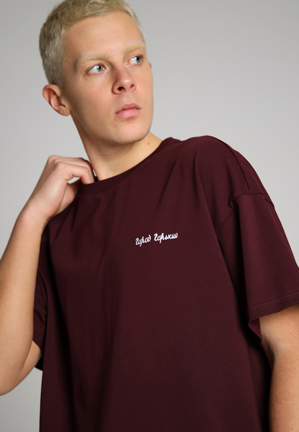 Футболка Город Горький с вышивкой бордо красная