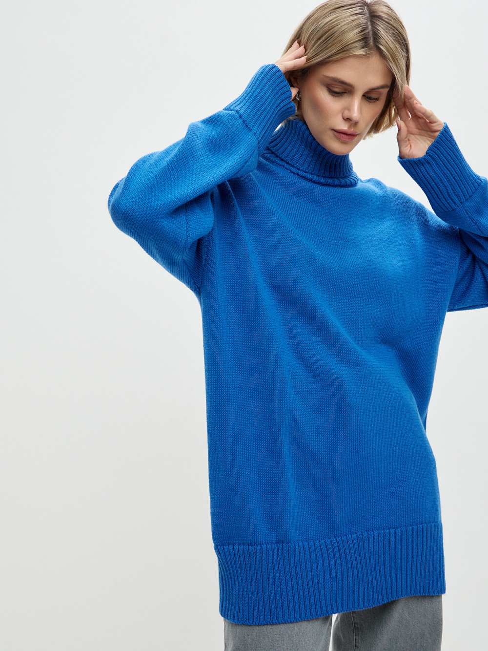 Свитер в цвете электрик