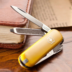 Нож перочинный Victorinox Classic (0.6223.8) 58мм 7функций желтый
