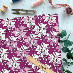 Ткань барби эскизы белых и розовых цветов на сиреневом фоне