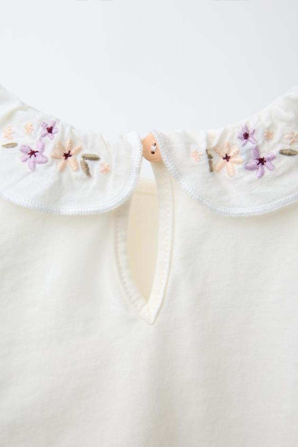 ZARA С ЦВЕТОЧНОЙ ВЫШИВКОЙ НА ВОРОТНИКЕ, СВЕТЛЫЙ ЭКРЮ