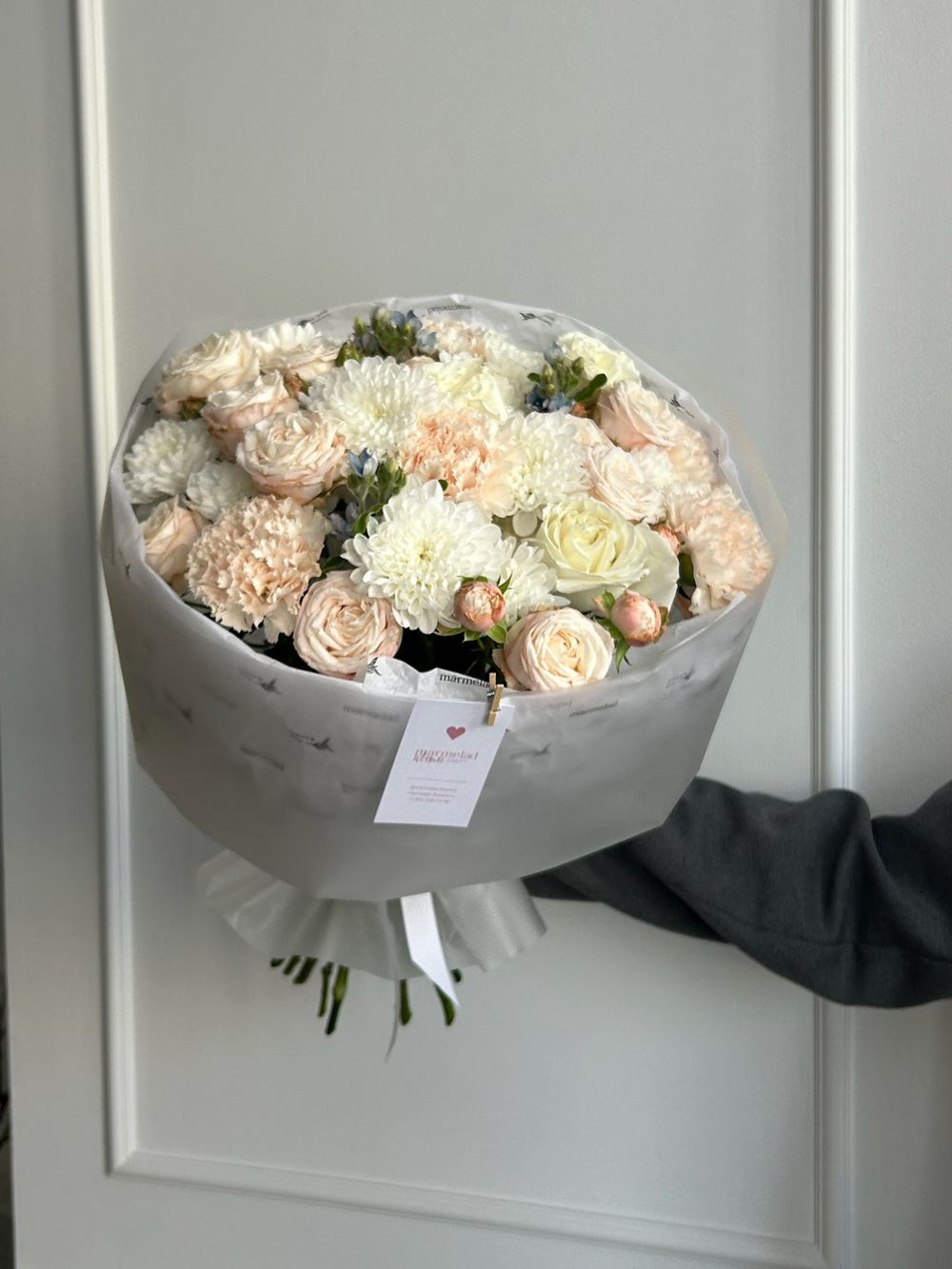 Букет из кустовых пионовидных роз, диантусов и оксипеталума