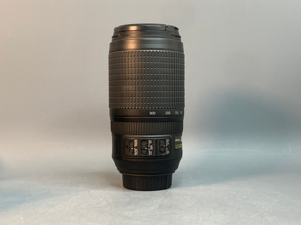 Nikon 70-300mm 4.5-5.6G ED-IF AF-S VR Zoom-Nikkor, точки на передней линзе