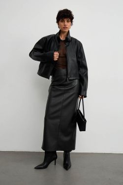 Куртка в минималистичном стиле из экокожи черного цвета