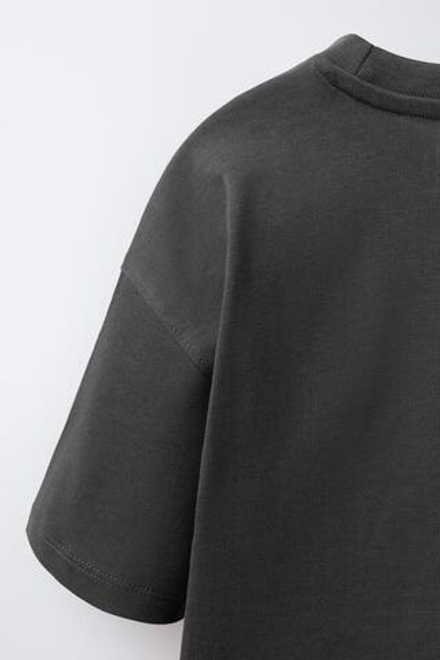 ZARA ФУТБОЛКА ИЗ ПЛОТНОЙ ТКАНИ С ВЫШИТОЙ НАДПИСЬЮ, АНТРАЦИТОВО-СЕРЫЙ
