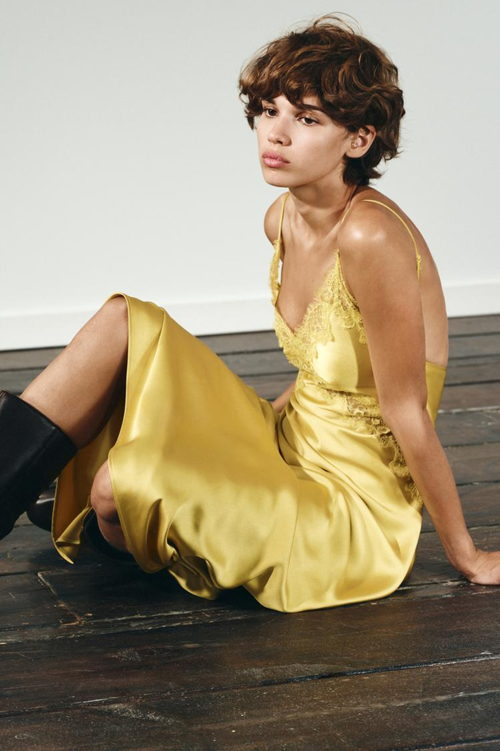 ZARA АТЛАСНОЕ ПЛАТЬЕ МИДИ С КРУЖЕВОМ, ЖЕЛТЫЙ