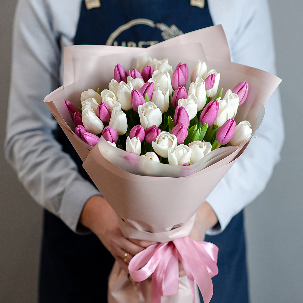 51 бело-розовый тюльпан в оформлении