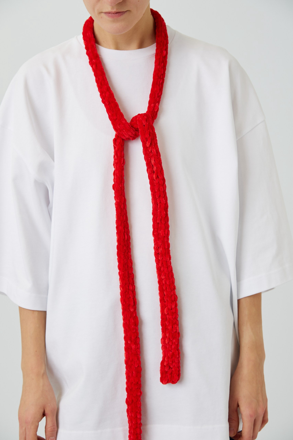 Шарфик из плюшевой пряжи красного цвета