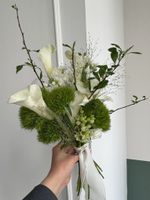 Свадебный букет из диантусов, орнитогалума, паникума, маттиолы и калл