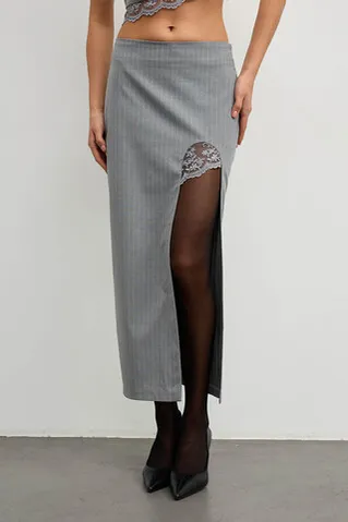 Юбка макси с разрезом в полоску темно-серого цвета