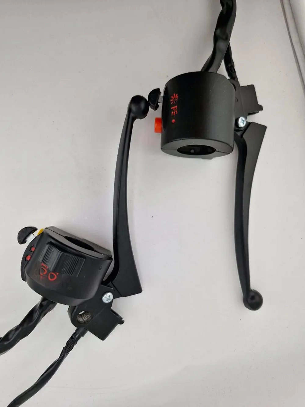 -- Переключатели на руль мотоцикла с рычагами тормоза/сцепления