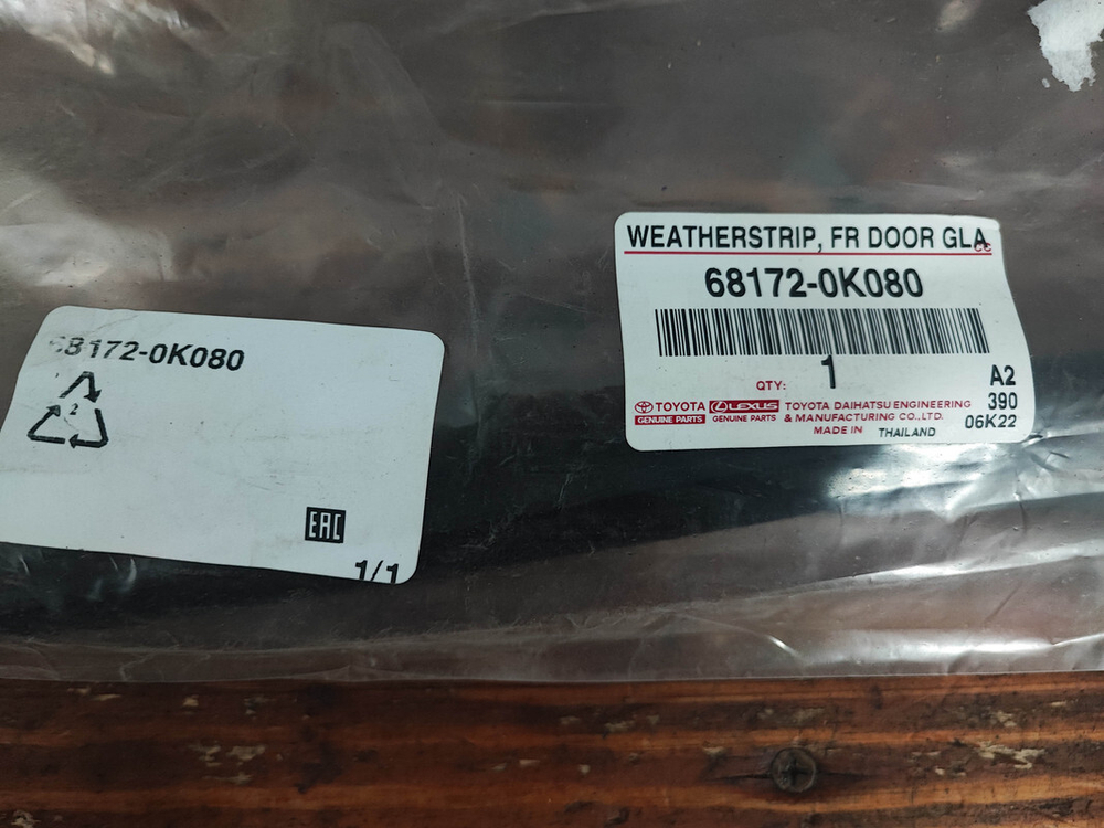 Уплотнитель стекла переднего левого Hilux 8 Новый Оригинал 681720k080