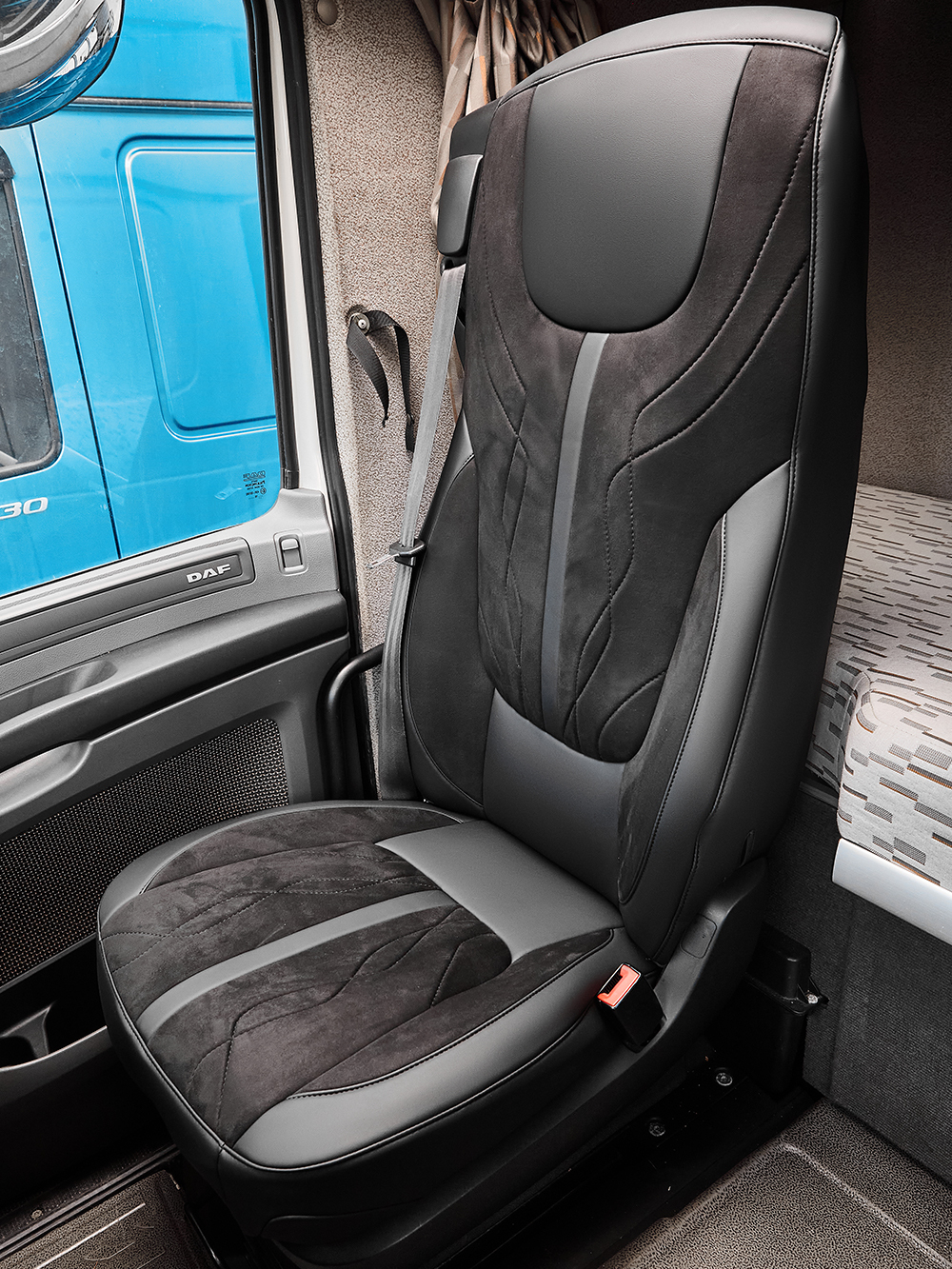 Чехлы Люкс DAF XF 106 (экокожа, черный цвет, черная вставка)