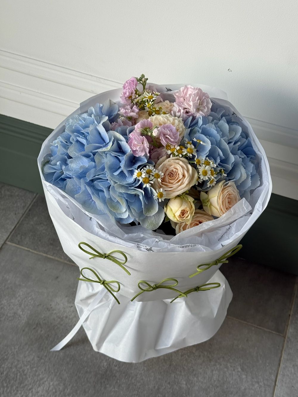 Букет из гортензии, кустовых пионовидных роз, маттиолы и ромашки