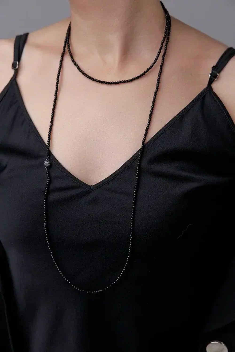 Нить-трансформер "Венеция" из черного венецианского бисера с графитовым магнитом