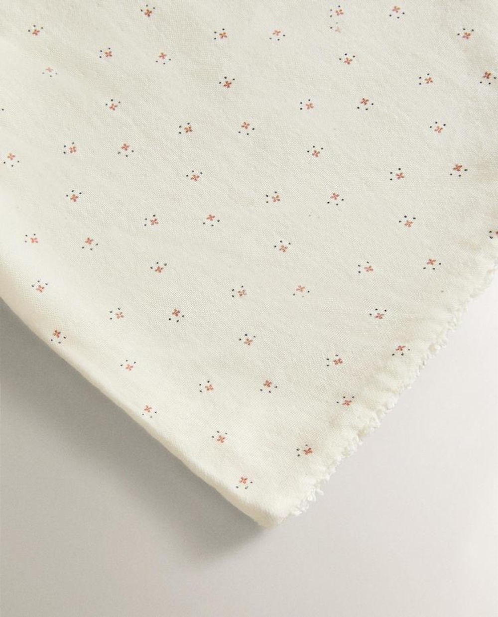 ZARA HOME ДЕТСКОЕ ПОЛОТЕНЦЕ С ЦВЕТОЧНЫМ ПРИНТОМ, ЭКРЮ
