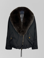 Куртка-парка однотонная на молнии с кулиской внизу и воротником из меха