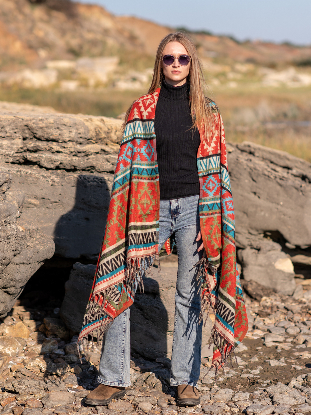 Теплый палантин с орнаментом