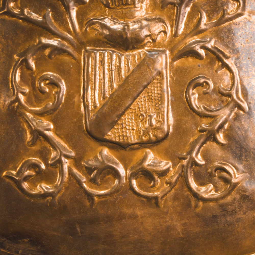 Геральдический декоративный щит с рыцарским гербом и скрещёнными мечами