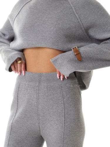 Серый трикотажный костюм с брюками