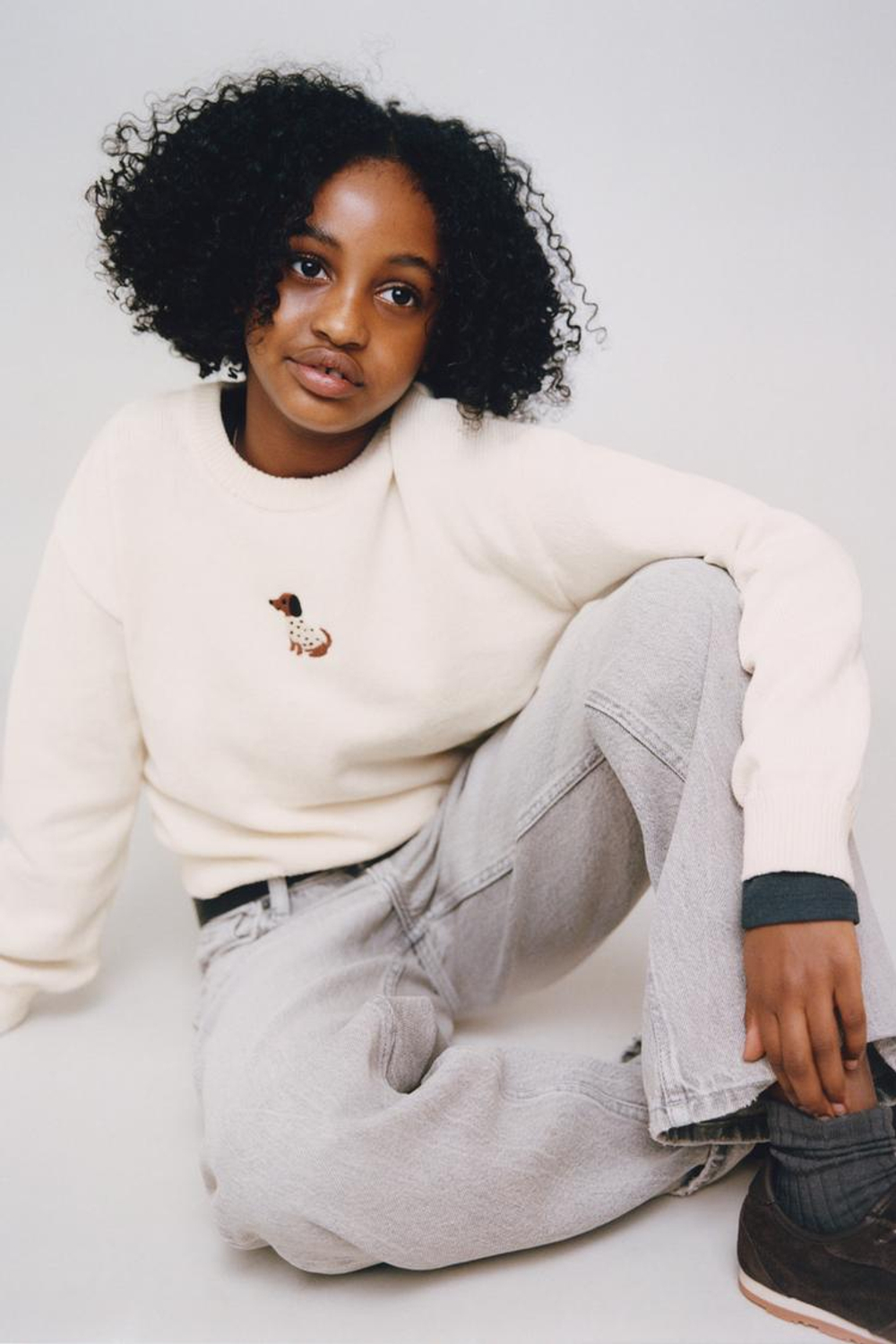 ZARA ВЯЗАНЫЙ СВИТЕР С ВЫШИТОЙ СОБАКОЙ, СВЕТЛО-БЕЖЕВЫЙ