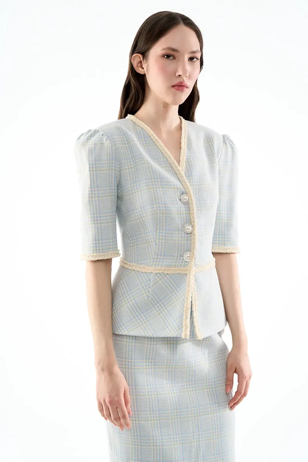 Жакет с объемными плечами и баской голубой