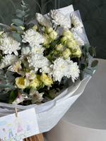 Букет из кустовой пионовидной розы, альстромерии, эвкалипта и хризантемы