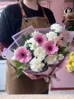 Букет из нежных гербер и альстромерий с диантусами