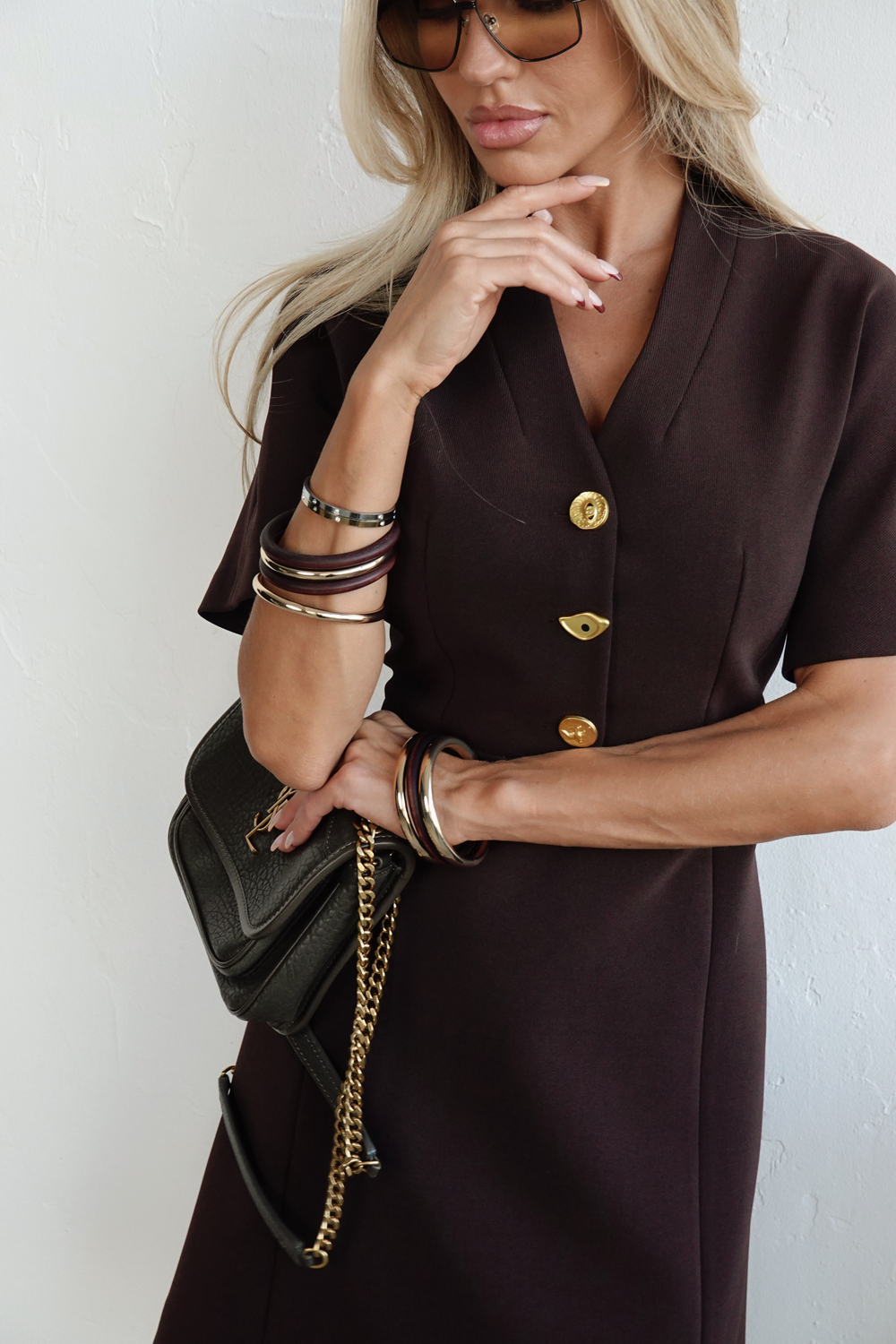 Платье с акцентными пуговицами и поясом