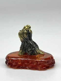 Бронзовая статуэтка на янтаре