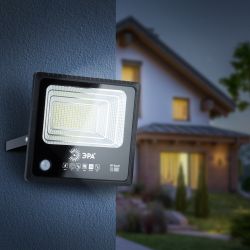 ЭРА Прожектор светодиодный уличный на солн. бат. 100W, 1200 lm, 5000K, с датч. движения, ПДУ, IP65 (