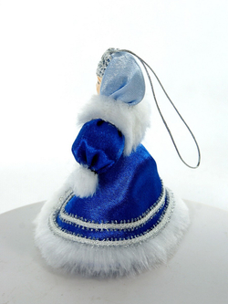 Кукла-подвеска в зимнем девичьем костюме