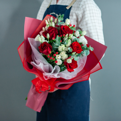 Сборный букет с красной розой, эустомой и эвкалиптом