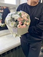 Сборный букет с хризантема, кустовая пионовидная роза и зелень эвкалипта в оформлении